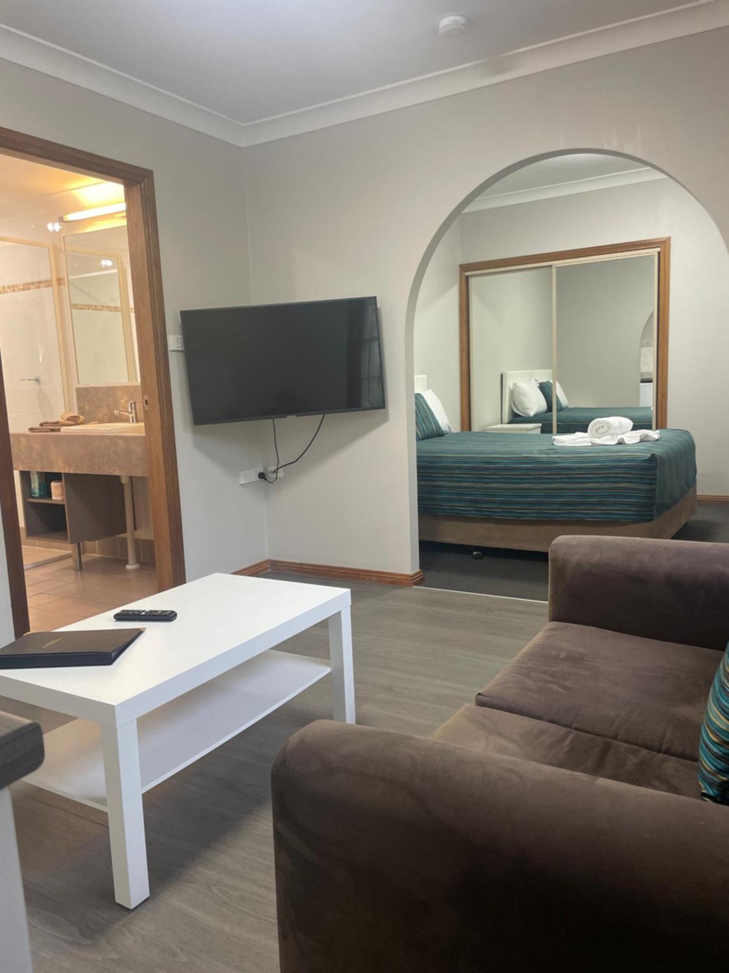 Oasis Inn Ulladulla - Welcoming Guests 18 Years And Older Bagian luar foto
